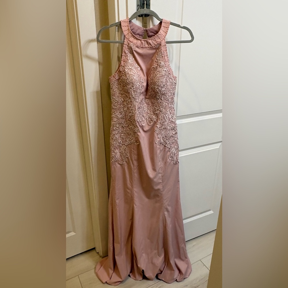 Elegant Lace Appliqué Evening Gown in Dusty Rose